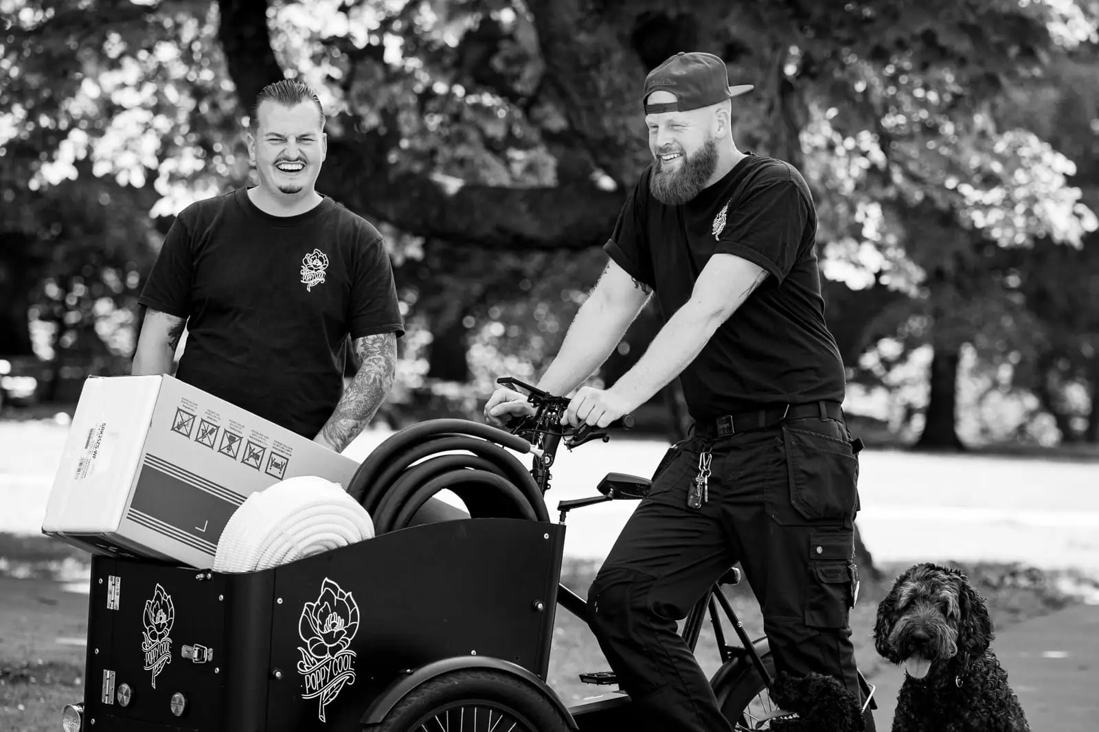 Poppy Cool vervoert een unit met de bakfiets door het park