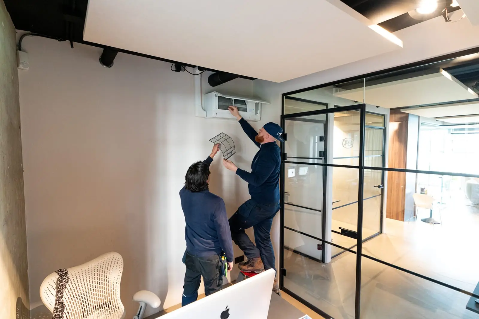 Installatie van een airco in een kantoorruimte