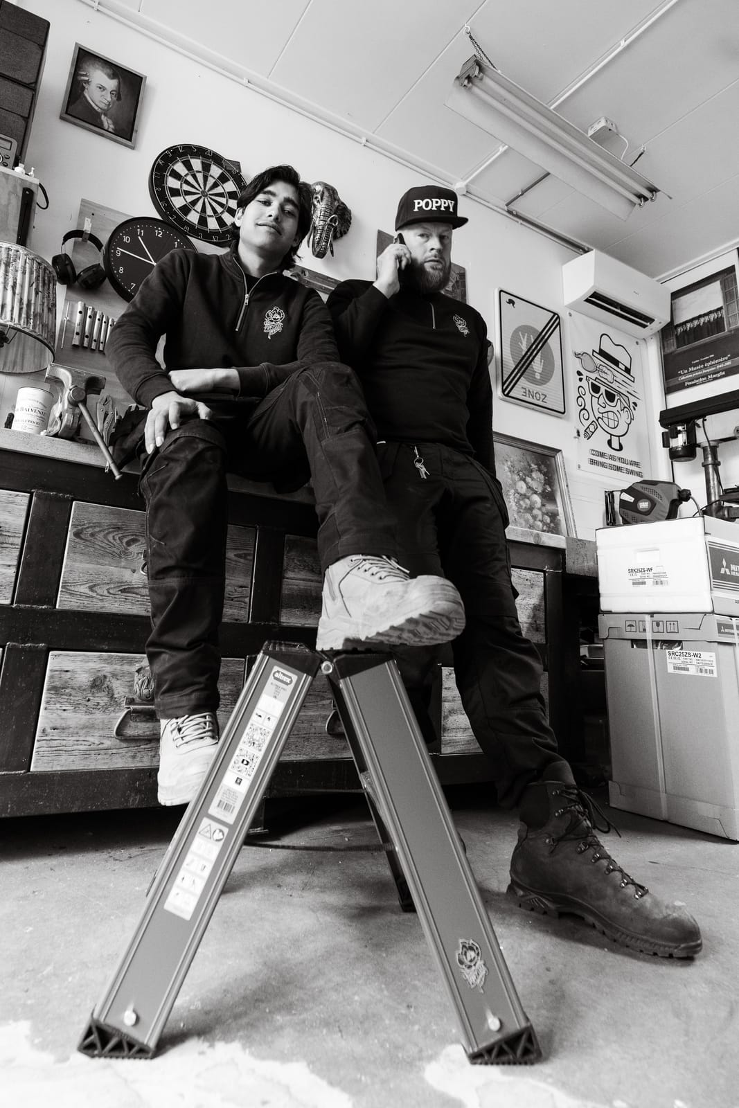 Twee teamleden van Poppy Cool in de werkplaats