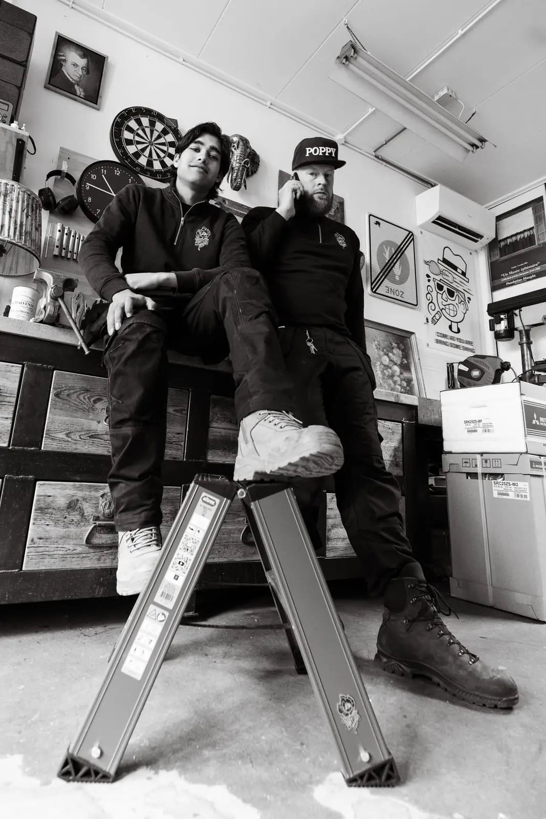 Twee teamleden van Poppy Cool in de werkplaats