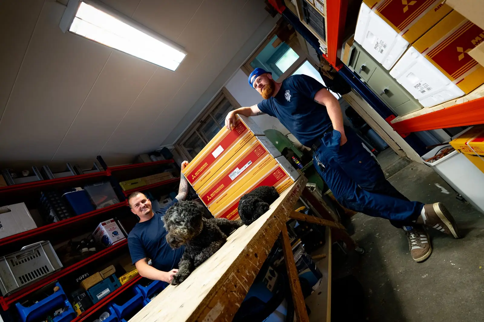 Teamleden tillen materiaal in de werkplaats