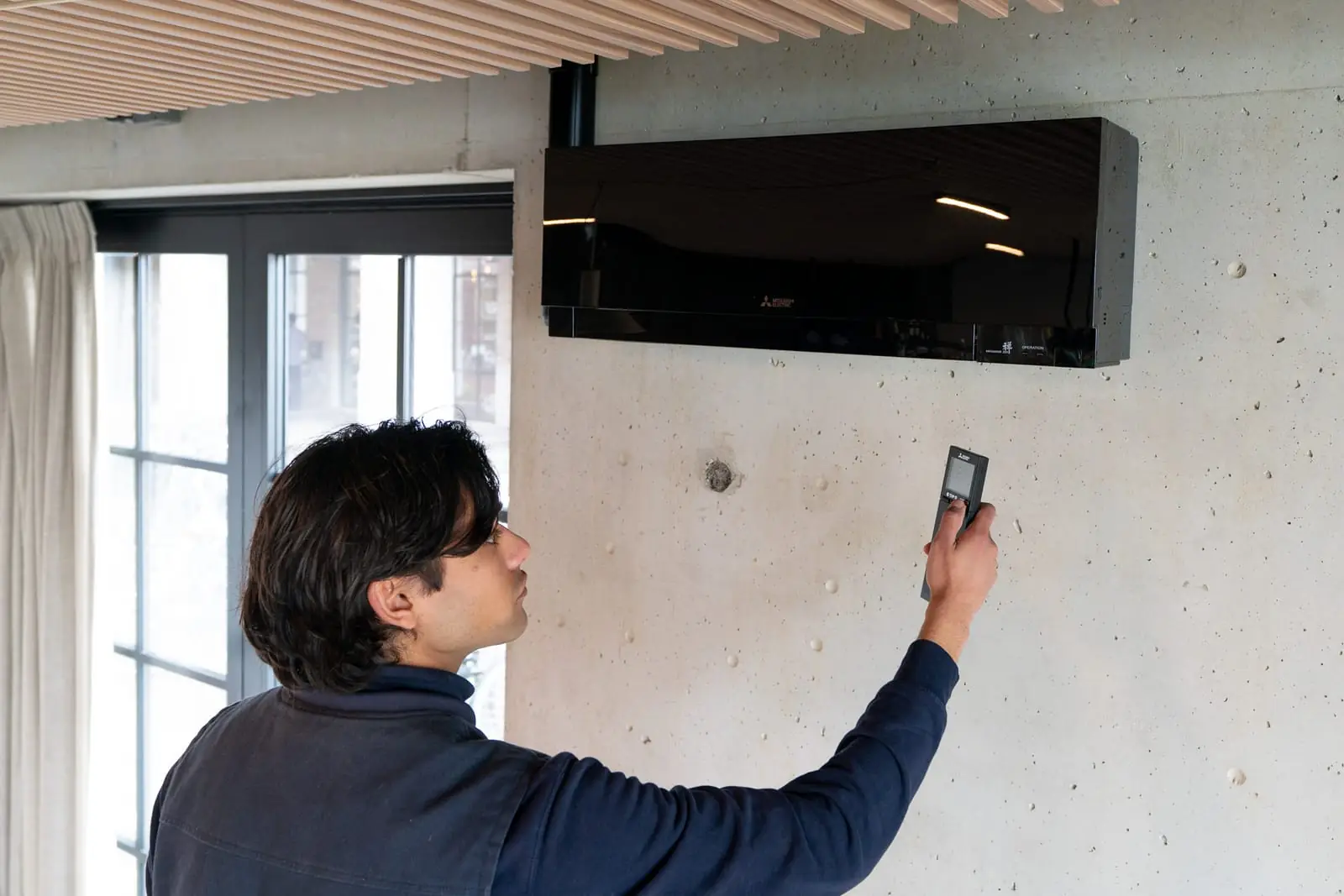 Monteur stelt een net geplaatste wandunit in