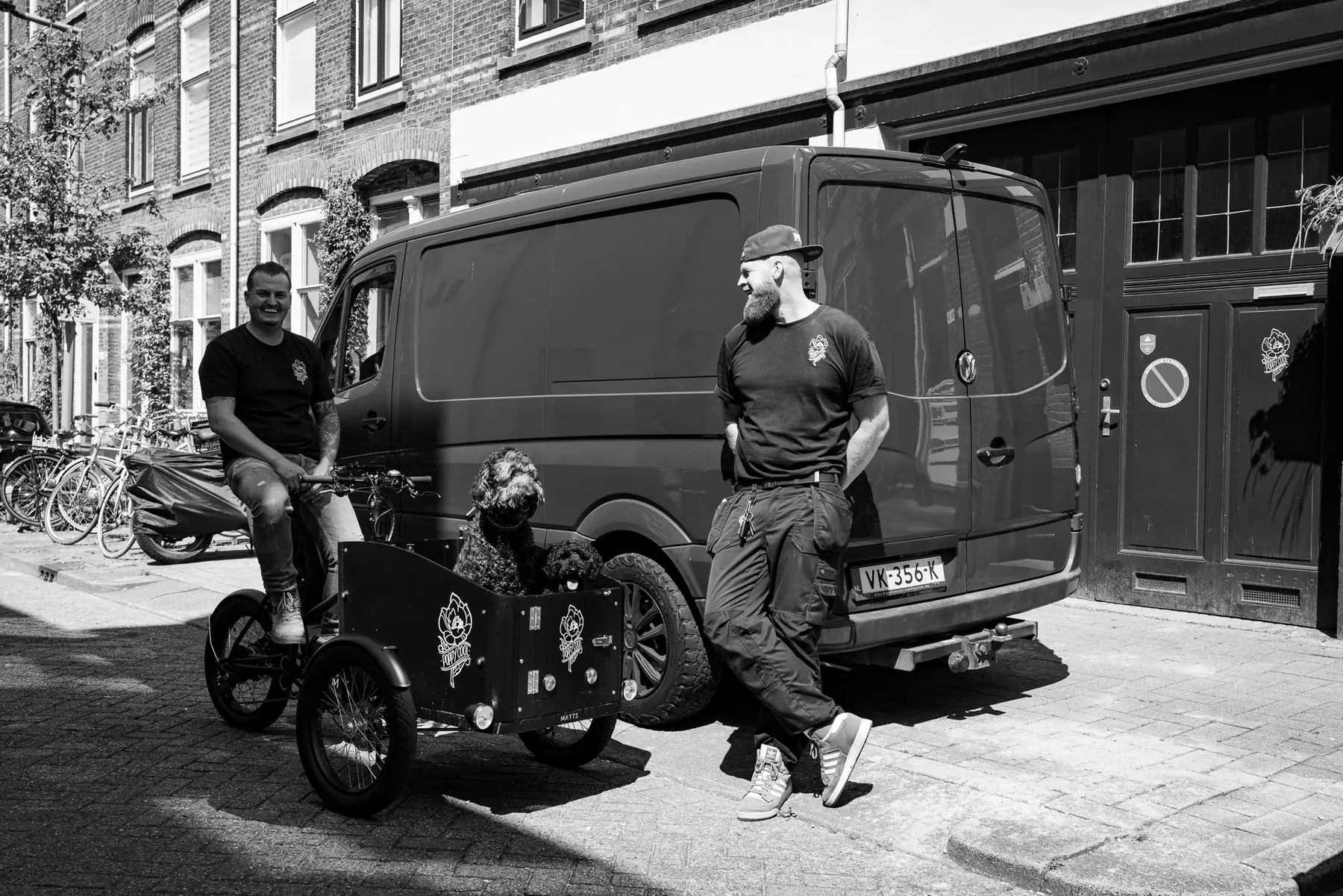 Poppy Cool bus en bakfiets met de twee honden voor de werkplaats