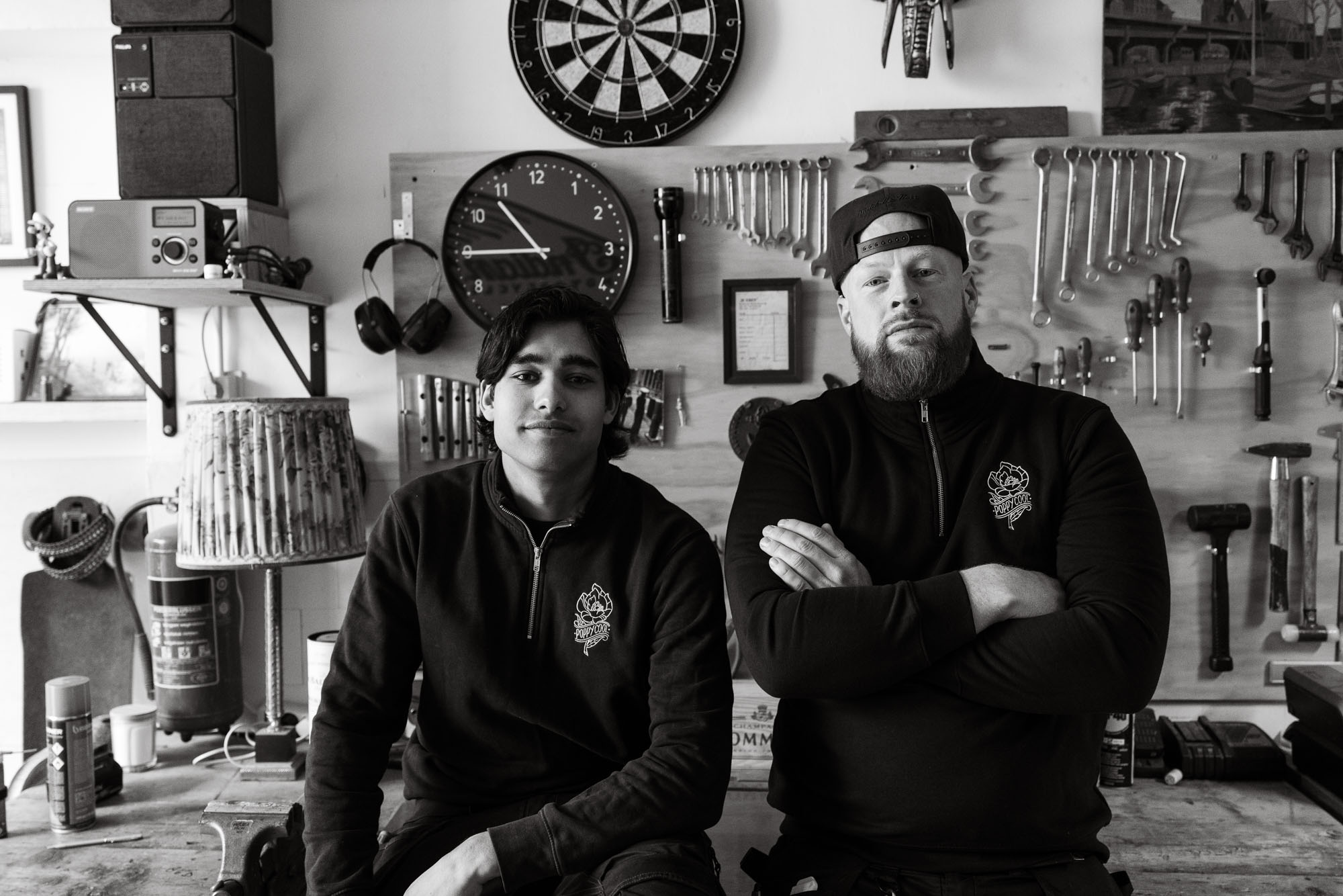 Twee teamleden van Poppy Cool in de werkplaats